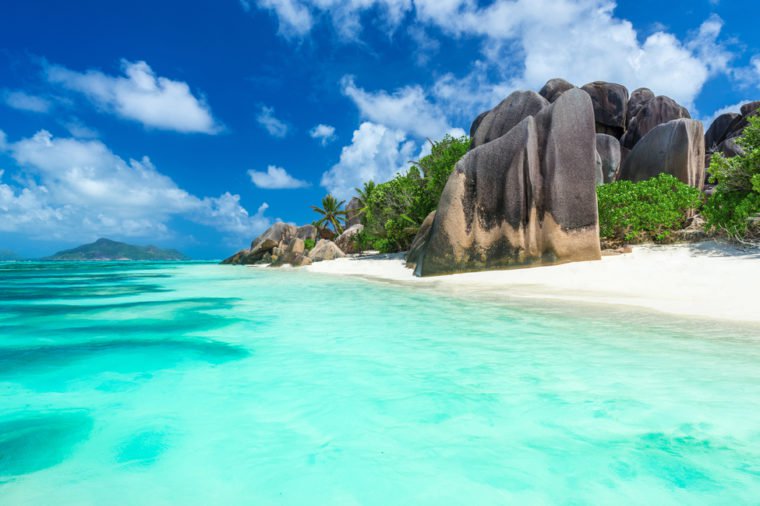 9. Seychelles- Nằm ở ngoài khơi bờ biển phía đông châu Phi, quốc đảo Seychelles bao gồm 115 hòn đảo nhỏ. Mặc dù có số lượng đảo lớn, nhưng diện tích của quốc gia này chỉ khoảng 456 km2 và 90% dân số sống trên hòn đảo lớn nhất có tên Mahé. Những hòn đảo héo lánh là nơi sinh sống của các loài động vật đặc hữu và quý hiếm. Rừng cọ Vallée de Mai ở Seychelles đã được UNESCO công nhận là di sản thế giới.