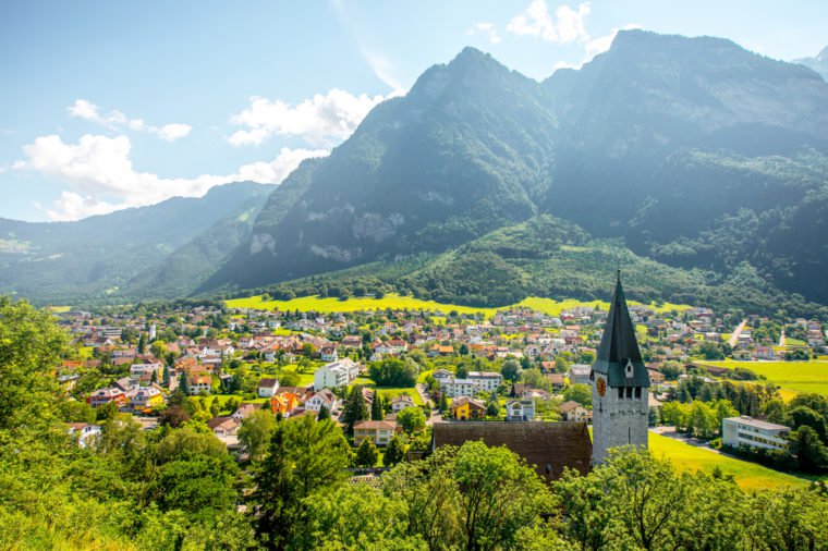 8. Liechtenstein- Quốc gia nhỏ bé Liechtenstein chỉ nằm gọn trên dãy núi Alps, với diện tích  chỉ 134 km2. Đây là quốc gia có thu nhập tính theo đầu người cao nhất thế giới. Tới Liechtenstein, du khách có thể thưởng thức bia trong vườn lâu đài Vaduz cùng các thành viên gia đình hoàng gia vào dịp lễ quốc khánh.