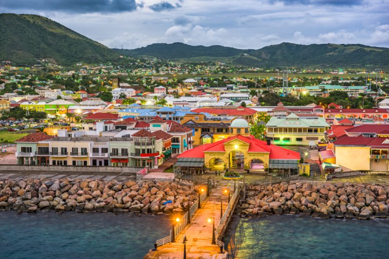 6. Saint Kitts và Nevis- Quốc đảo này từng bao gồm 3 hòn đảo, nhưng Anguilla đã tách ra và tuyên bố độc lập vào năm 1971. Hòn đảo Nevis với diện tích chỉ 93 km2 cũng cố gắng trở thành một quốc gia riêng như không thành công. Với tổng diện tích 261 km2, Saint Kitts và Nevis là quốc gia nhỏ thứ 8 thế giới và nhỏ nhất ở châu Mỹ. Quốc gia vùng  Caribbe nổi tiếng với đồn điền trồng mía và các tuyến đường đi bộ khám phá tuyệt đẹp.
