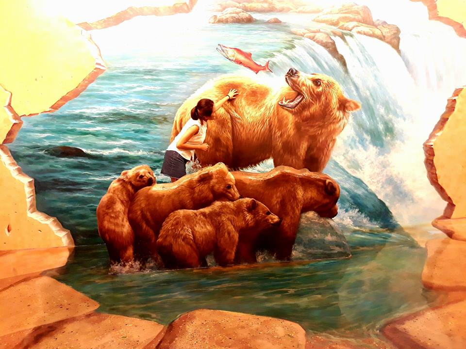 Du khách có thể nhập vai cùng tranh cướp cá hồi với những chú gấu khổng lồ.