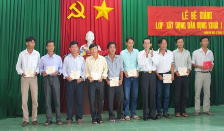 18 học viên nhận giấy chứng nhận hoàn thành khóa học.