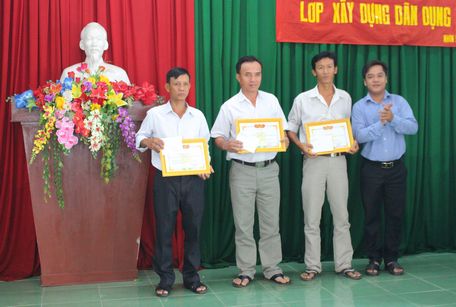 3 học viên đạt thành tích học tập tốt được khen thưởng.