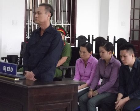  Bị cáo Lê Hữu Rí (đứng) trả lời thẩm vấn của HĐXX.