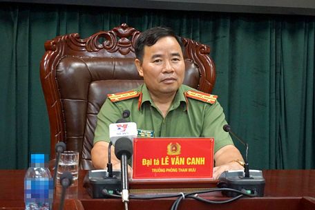 Đại tá Lê Văn Canh - Trưởng phòng tham mưu Công an tỉnh Hà Giang chủ trì họp báo sáng 20/7, tại Hà Giang.