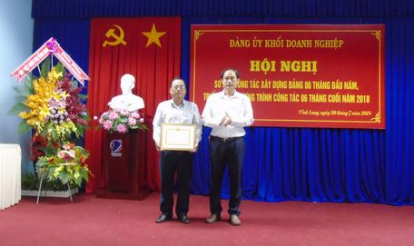 Bí thư Đảng ủy Khối Doanh nghiệp- Trần Xuân Thiện trao bằng khen cho đảng viên hoàn thành xuất sắc nhiệm vụ 5 năm 2013- 2017