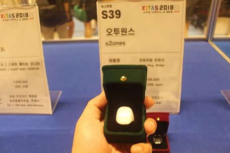 Nhẫn kiêm chức năng đàm thoại cũng thông qua ngón tay - Một sản phẩm điên rồ nhưng đã thành công của Hàn Quốc (Ảnh: PV/Vietnam+)