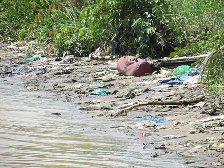  Nhiều đoạn bờ sông chảy qua TP Cần Thơ khá nhiều rác 