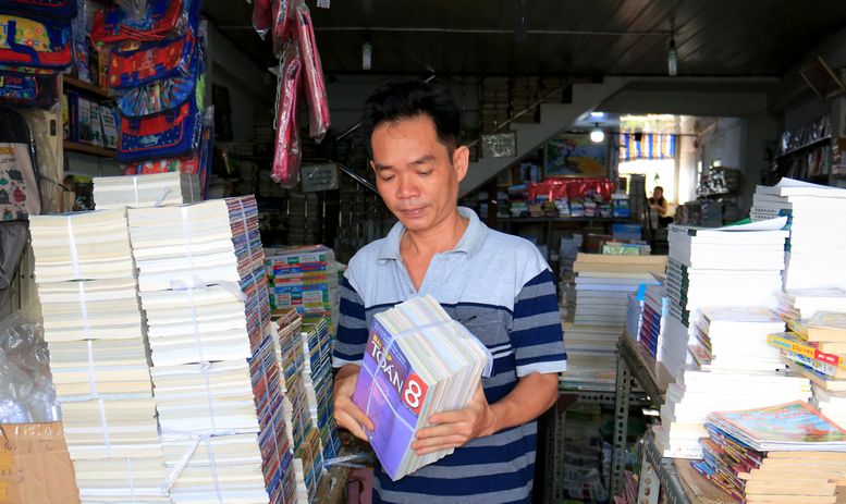 Tại cửa hàng Hồng Ân khoảng 2000 bộ sách giáo khoa cũ đã được bán ra do giá rất mềm chỉ bằng 1/3 sách mới.