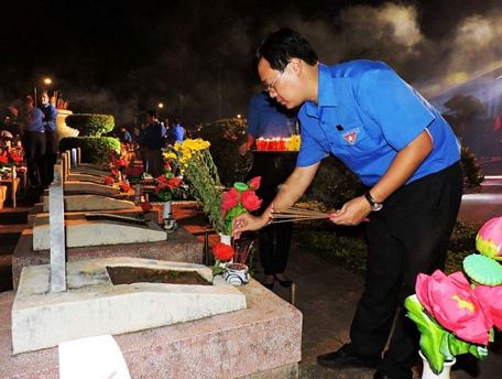  Bí thư thứ nhất Trung ương Đoàn Lê Quốc Phong thắp hương trước các phần mộ liệt sỹ tại Nghĩa trang liệt sỹ tỉnh Đắk Lắk - Ảnh: Ban Tổ chức cung cấp