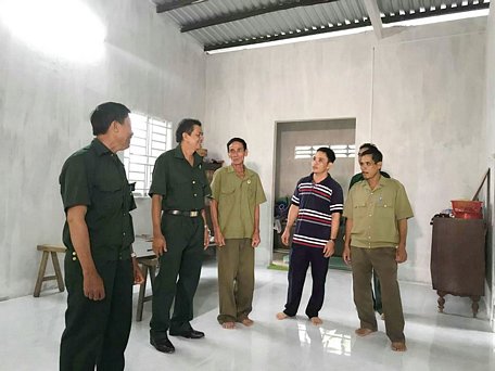 Đồng đội đến chia vui khi chú Nguyễn Hồng Phong (xã Song Phú- Tam Bình) có nhà mới.