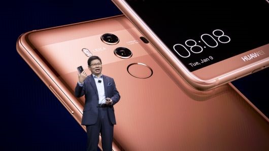 Richard Yu, giám đốc điều hành Huawei Technologies Co., giới thiệu điện thoại thông minh Mate 10 Pro tại Las Vegas, Nevada, Mỹ vào tháng 1/2018. Ảnh: Bloomberg
