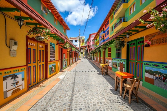 Có rất nhiều thành phố trên thế giới nổi tiếng bởi những tòa nhà đầy màu sắc nhưng có lẽ chẳng nơi nào địch nổi thị trấn nhỏ ở Columbia - nơi được mệnh danh là nơi lòe loẹt nhất thế giới.