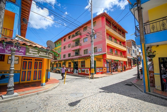  Guatapé nằm ở ngoại ô thủ đô Medellín. Thị trấn này thu hút khách du lịch bởi sự tĩnh lặng, hiền hòa của người dân địa phương nhưng đặc biệt hơn cả là bởi những công trình kiến trúc có màu sắc bắt mắt.