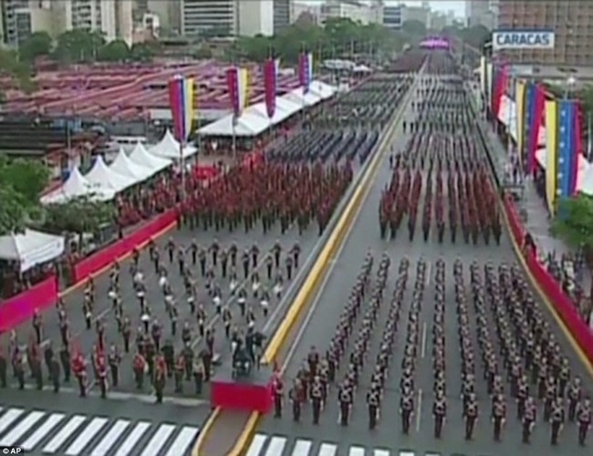 Vụ tấn công xảy ra lúc 17h41 ngày 4/8 (giờ địa phương) khi Tổng thống Maduro đang tham dự lễ kỷ niệm 81 năm ngày thành lập Lực lượng Vệ binh Quốc gia. Ảnh: AP. 