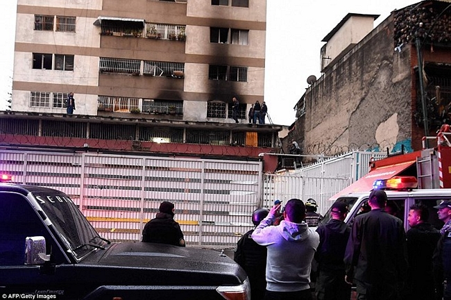 Các lực lượng an ninh Venezuela đang kiểm tra một tòa nhà sau vụ tấn công. Ảnh: AP/Getty.