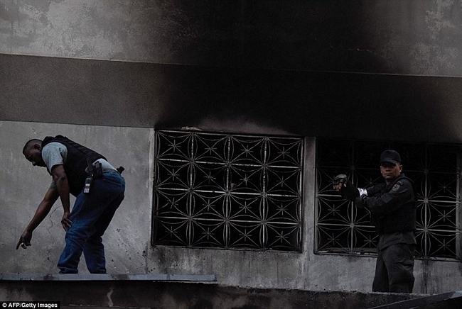 Vụ nổ đã khiến bức tường của tòa nhà ám khói màu đen. Ảnh: AP/Getty.