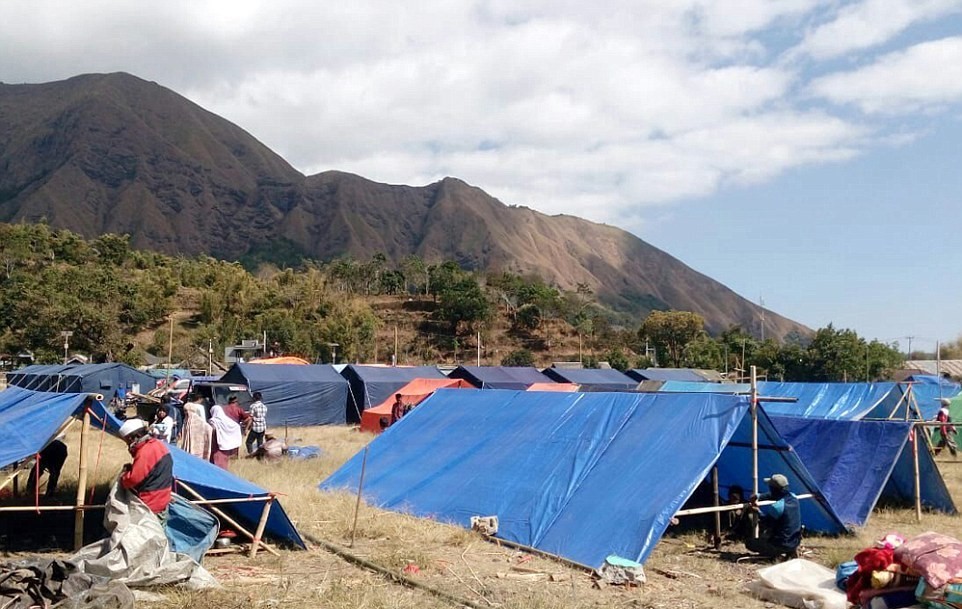 Lều lán tạm thời làm nơi trú ẩn cho người bị ảnh hưởng vì động đất ở Lombok. Ảnh: AP