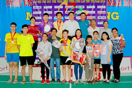 Tam Bình giành ngôi nhất toàn đoàn môn cầu lông.