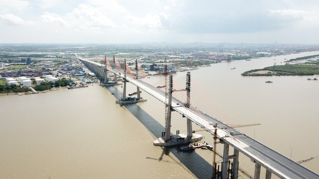Cầu được bố trí 3 trụ tháp, thiết kế là 3 chữ “H” mang ý nghĩa lớn, thể hiện sự kết nối chặt chẽ giữa 3 trung tâm kinh tế phía Bắc là Hà Nội – Hải Phòng – Hạ Long.
