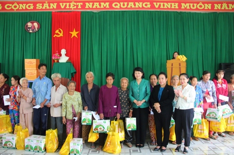Phó Chủ tịch nước- Đặng Thị Ngọc Thịnh cùng đại diện Cty CP Ba Huân, Cty CP Việt Nam Kỹ nghệ Bột mì- VIKYBOMI trao quà cho các hộ nghèo, cận nghèo tại xã Tân Thành.