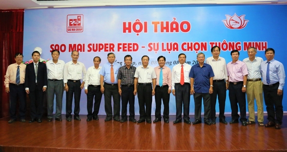 Ban lãnh đạo Sao Mai Group chụp ảnh lưu niệm với lãnh đạo Hiệp hội cá Tra Việt Nam, các hộ nuôi liên kết.