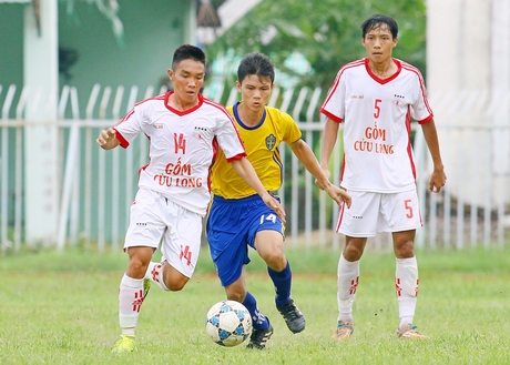 Đội Vũng Liêm (áo vàng) từng giành giải ba bóng đá vô địch tỉnh Vĩnh Long 2017.