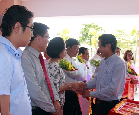 Ông Nguyễn Gia Liêm- Phó cục trưởng Cục quản lý lao động ngoài nước trao hoa và cờ lưu niệm cho các công ty, đơn vị tham gia hội chợ.