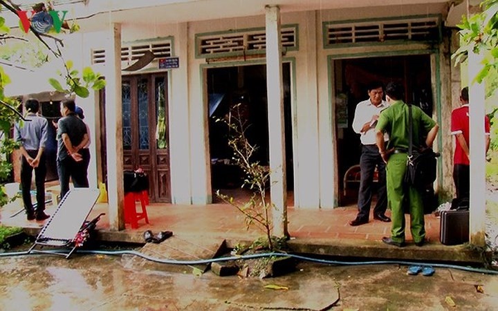 Vào khoảng 7h ngày 10/8, người dân phát hiện tại xã Phú Lộc, huyện Tam Bình, tỉnh Vĩnh Long xảy ra vụ án mạng, làm 2 người chết, 1 người bị thương nặng. Trong ảnh: Phía trước căn nhà xảy ra vụ án.
