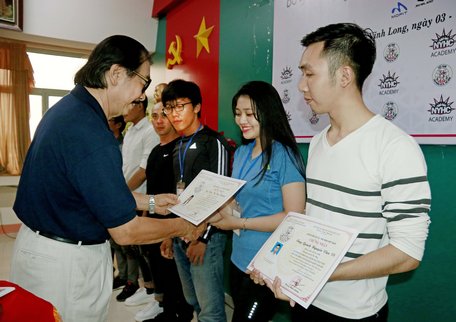 Ông Nguyễn Hồng Minh- Phó Chủ tịch Liên đoàn Cử tạ Thể hình Việt Nam trao giấy chứng nhận cho các học viên.