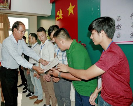 Ông Nguyễn Thanh An- Phó Giám đốc Sở Văn hóa, Thể thao và Du lịch tỉnh Vĩnh Long trao giấy chứng nhận cho các học viên.