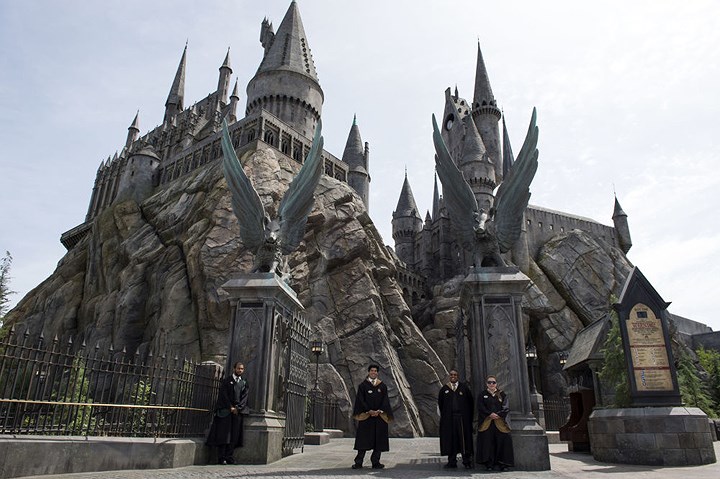 Không cần nói thì người hâm mộ bộ truyện Harry Potter cũng nhận ra đây là cổng trường Hogwarts và công trình này nằm trong quần thể công viên Universal Studios Hollywood ở California (Mỹ).