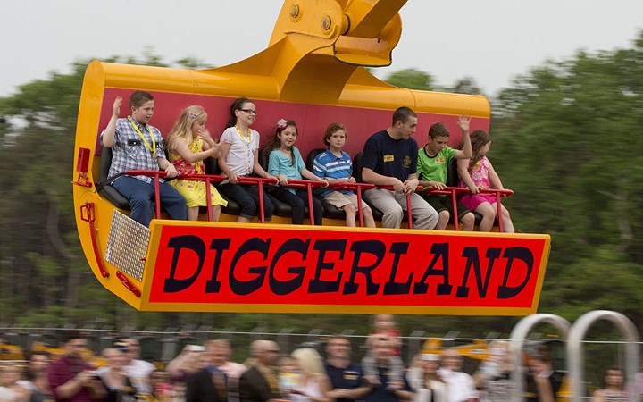 Diggerland lại là nơi những chiếc máy xúc cũ được hồi sinh với vai trò mới: đu quay. Diggerland ở New Jersey là công viên đầu tiên mang chủ đề này ở Mỹ dù ở Anh đã có nhiều công viên tương tự.