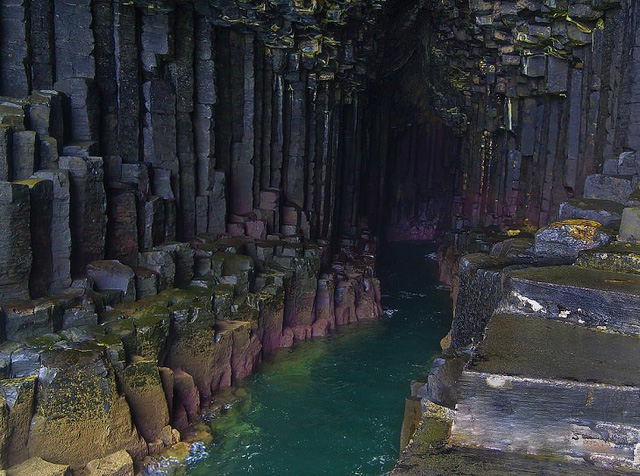 Nằm ở độ cao 21 mét và sâu hơn 64 mét, bạn khó có thể gặp một hang nào giống như nó. Fingal nằm ở một khu đảo không có người ở Staffa, bờ biển Scotland. Nó tạo thành từ hàng nhìn các cột đá bazan lục giác kết hợp với nhau. Vẻ đẹp của hang và kiến trúc tuyệt tác mà thiên nhiên ban tặng nó làm ngỡ ngàng bất kì du khách nào.