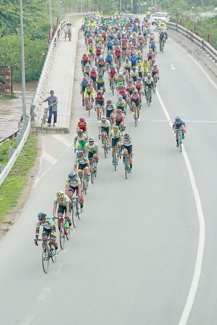 Các tay đua tranh tài trên QL1- đoạn qua cầu Kinh Xáng (Châu Thành- Tiền Giang).
