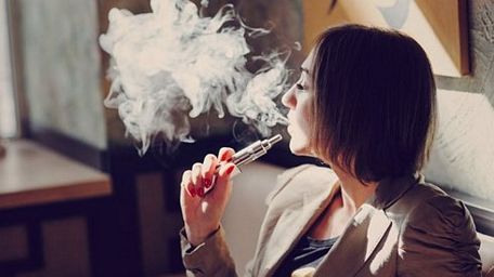 Một nghiên cứu gần đây ở Anh cho thấy, hút thuốc lá điện tử có hại nhiều hơn so với những gì chúng ta vẫn nghĩ. Ảnh: Getty