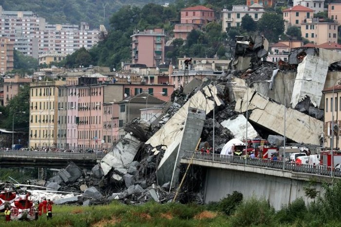 Hình ảnh đoạn sụp gãy của cây cầu cao tốc Morandi ở thành phố cảng Genoa của Italy. Ảnh: Reuters.