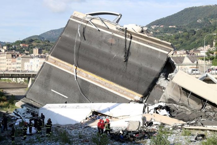 Vụ sập cầu xảy ra vào ngày 14/8 làm ít nhất 35 người chết và nhiều người khác bị thương. Ảnh: Reuters.