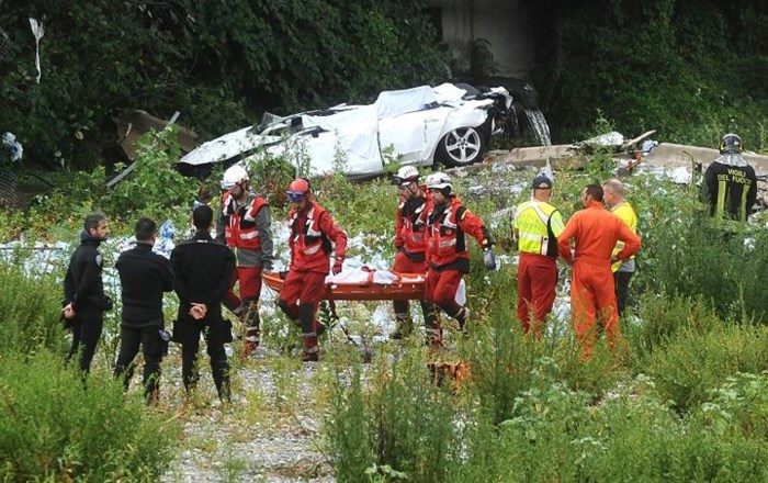 Hình ảnh lực lượng cứu hộ đang khắc phục hậu quả bên dưới chiếc cầu Morandi bị sập. Ảnh: Reuters.