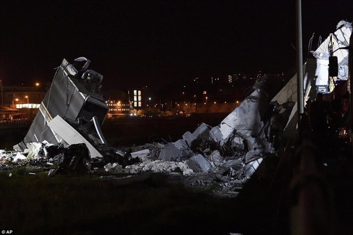 Các đống đổ nát của cây cầu cao tốc Morandi bị sập ở thành phố Genoa, Italy. Ảnh: AP.