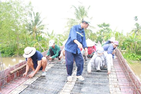 Đông đảo người dân tham gia đóng góp ngày công lao động với mong muốn cây cầu ngọn Rạch Niềng sớm đi vào sử dụng.