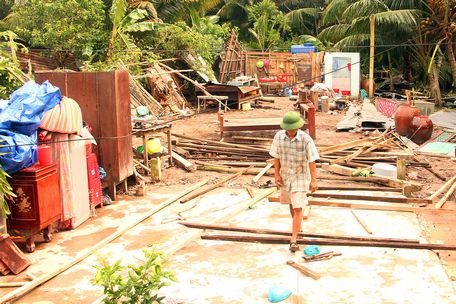 Vừa qua, lốc xoáy làm cho 4 căn nhà ở ấp Phú Thạnh A (xã Phú Quới- Long Hồ) bị hư hại.
