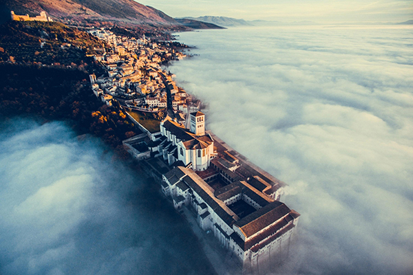 “Assisi Over the Clouds” của Francesco Cattuto