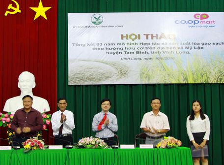 Lãnh đạo Saigon Co.op và lãnh đạo Hợp tác xã nông nghiệp Tân Tiến ký thỏa thuận hợp tác bao tiêu sản phẩm lúa gạo.