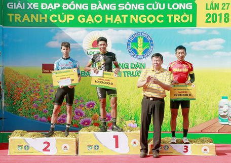 Trước giờ thi đấu chặng 6, BTC trao thưởng cho các tay đua đạt giải chặng 5, Võ Thanh An (Premium Cycling Vĩnh Long) giành giải nhất Sprint 2.