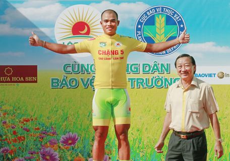  Tay đua Trịnh Đức Tâm (Tập đoàn Lộc Trời) mặc áo vàng sau 5 chặng đua.