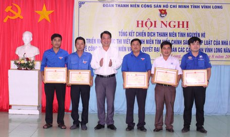 Phó Chủ tịch UBND tỉnh- Lữ Quang Ngời trao bằng khen UBND tỉnh cho các tập thể