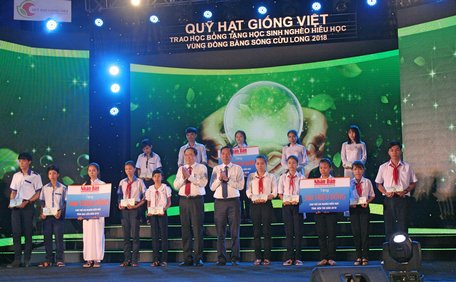  Chủ tịch Ủy ban MTTQ Việt Nam Trần Thanh Mẫn và Tổng Biên tập Báo Nhân dân Thuận Hữu trao học bổng cho các em học sinh.