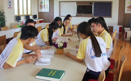 Mọi công tác chuẩn bị cơ sở vật chất cho năm học mới được hoàn thiện góp phần thực hiện nhiệm vụ năm học thành công. Trong ảnh: Học sinh học tại thư viện Trường THPT Song Phú.