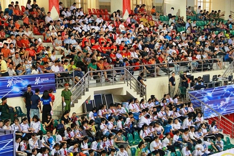 Các cổ động viên ngồi kính Nhà thi đấu Ninh Bình cổ vũ cho các đội tuyển thi đấu.