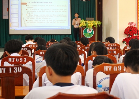 Cán bộ phòng chống HIV/AIDS của Trung tâm Kiểm soát bệnh tật tỉnh Vĩnh Long tuyên truyền chuyên đề về kiến thức cơ bản, phòng chống HIV/AIDS đến học sinh- sinh viên.